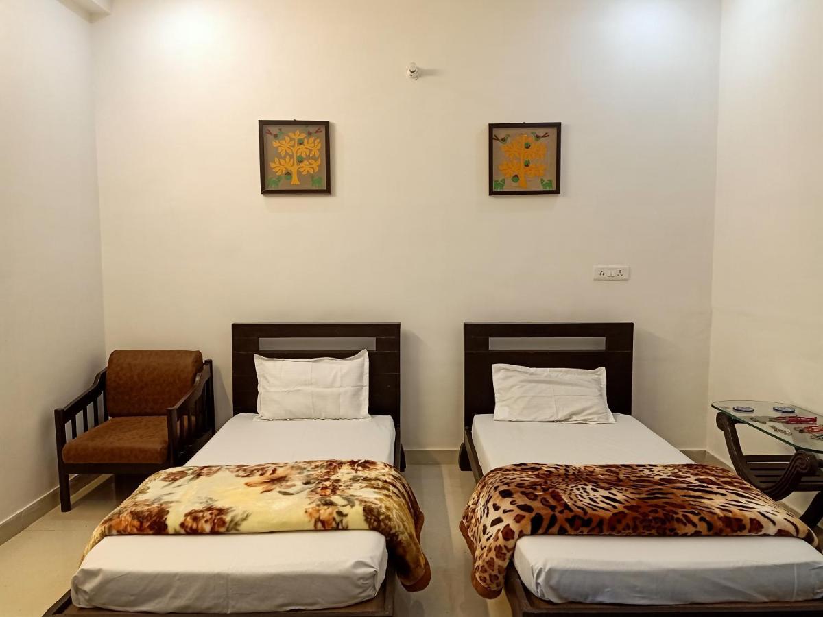Hindupura Residency Hotel ซาวาย มาโดปูร์ ภายนอก รูปภาพ